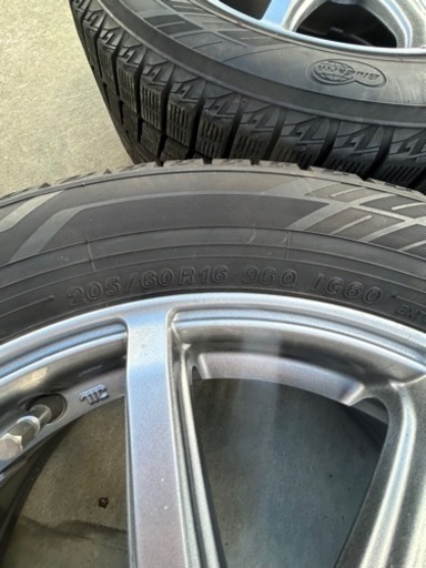 スタッドレスタイヤ　ホイール付き　205/60R16アイスガード　IG60 バリ溝