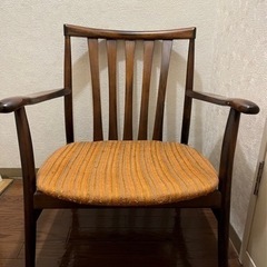 日進木工のアームチェア
