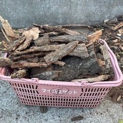 カゴ山盛りの木の皮、木端