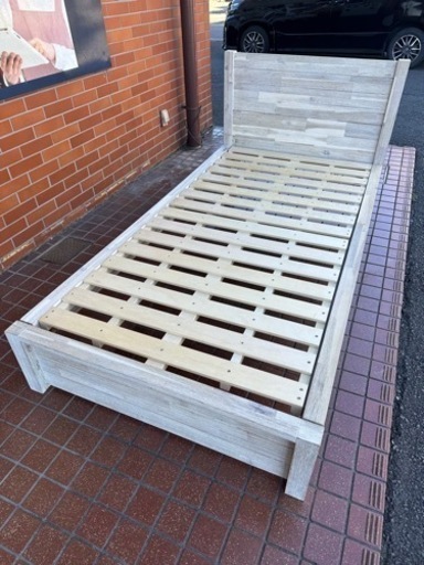 ウニコのシングルベッドフレーム