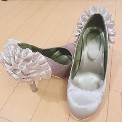 シルバーのハイヒールパンプス　フリル　23.5 1024