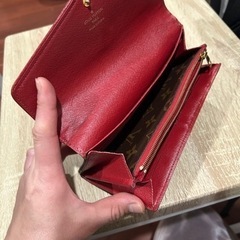 LOUIS VUITTONの長財布の画像