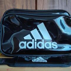 adidasのエナメルバック
