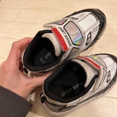 光るスニーカー の画像