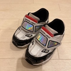 光るスニーカー 