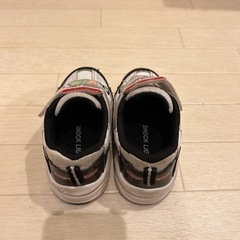 光るスニーカー の画像