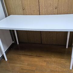 イケアのテーブル