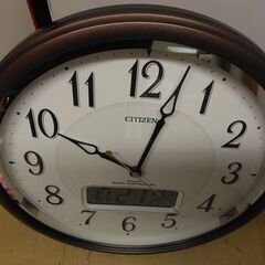 美品　CITIZEN(シチズン)　掛け時計　4FYA03-006　ピュアカレンダーM03　電波掛時計　日付表示　夜間照明　秒針がコチコチしない　デジタル･アナログの画像