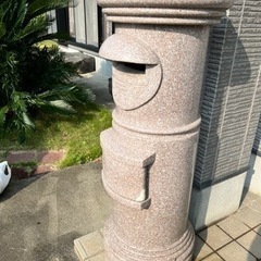 石材製の郵便ポストの画像