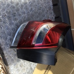 81561-13760カローラフィルダーテールレンズジャンクの画像