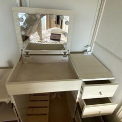 白のドレッサーの画像