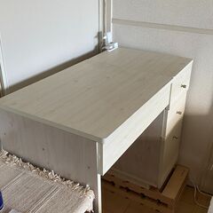 白のドレッサー