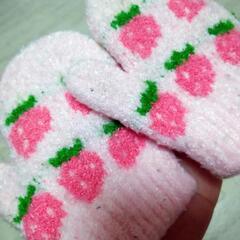冬用帽子　いちご柄手袋の画像