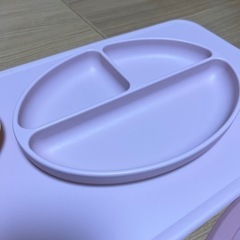 【大幅値下げ】ひっくり返らない皿とシリコンエプロンセットの画像