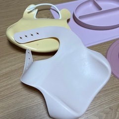 【大幅値下げ】ひっくり返らない皿とシリコンエプロンセットの画像