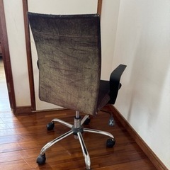 元々は赤色の椅子の画像