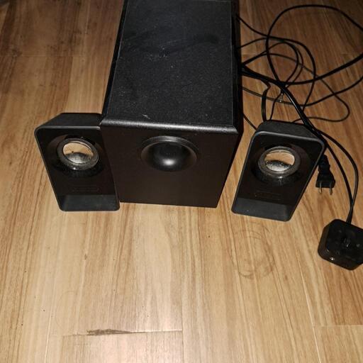 スピーカー低音×2と高音×1
