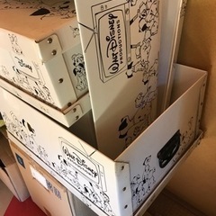 空き箱、101匹犬の段ボール箱とバンガー？