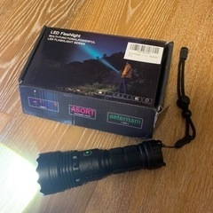 【美品】小型 超明るい 3000M 照射距離電池式 ハンドライト
