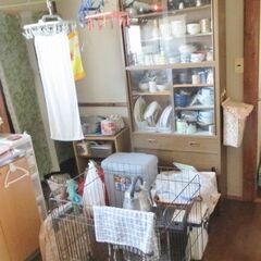 早い者勝ち!! 　無料で差し上げます。　食器　学習机　食器棚　本...