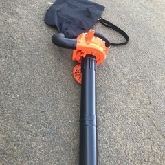 1台2役 エンジンブロワー バキューム 排気量25.4cc 落ち葉掃除機 エンジンブロアー 送風機 集じん機 集塵機 集草機 吹き飛ばし 吸込みの画像