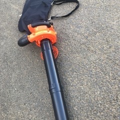 1台2役 エンジンブロワー バキューム 排気量25.4cc 落ち葉掃除機 エンジンブロアー 送風機 集じん機 集塵機 集草機 吹き飛ばし 吸込みの画像