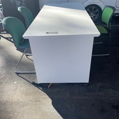 受付テーブルと椅子3脚