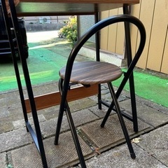 1人用机とイスのセットの画像