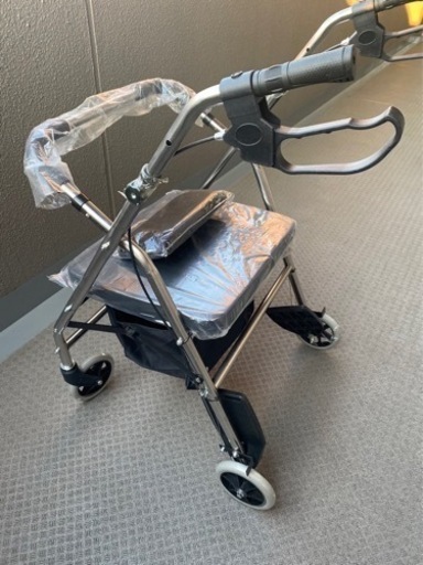 新品未使用　車椅子兼用シルバーカー