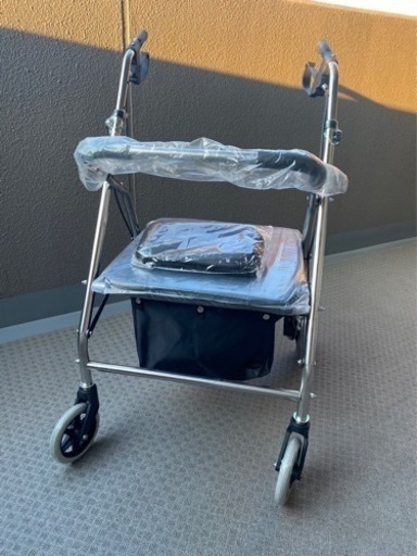 新品未使用　車椅子兼用シルバーカー