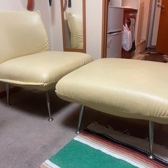 1人掛けソファーとオットマン