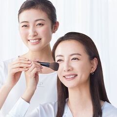 【フェイシャルエステティック・化粧品の販売等のスタッフ及びアシスタント募集！】 ノルマ等は一切ありません。CPサロンスタッフのお誘いです！スタッフの多くが未経験からのスタート◎ 短時間の勤務も可能。全国に約1,240店舗あるサロンなので安心して働けます。丁寧な研修でフェイシャルエステティックやメイクアップの技術が身につきます。 美容に興味がある方のご連絡をお待ちしております。の画像