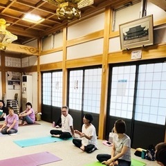 滋賀県南草津のお寺でヨガの画像