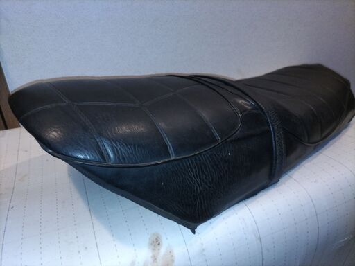 今回を持って、ダメなら業者さんにだします、 この価格で買えるのは 最後です交渉可！【値引き】（希少レア物）KAWASAKI KH 250 400用当時物　シート　KAWASAKI純正　実車外し物　アンコ抜き　検）カワサキ SS250 350 400