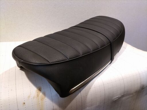 今回を持って、ダメなら業者さんにだします、 この価格で買えるのは 最後です【値引き】KAWASAKI KH 250 400用　シート　モール付　復刻品　新品未使用　検）カワサキ　SS250 350 400