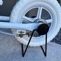 キックバイク　ストライダー　スタンド付き　白の画像