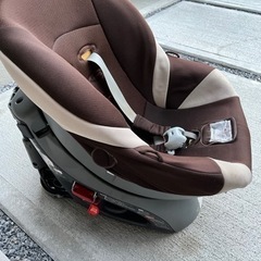 チャイルドシート　エールべべクルットプレミアム　2台ありの画像