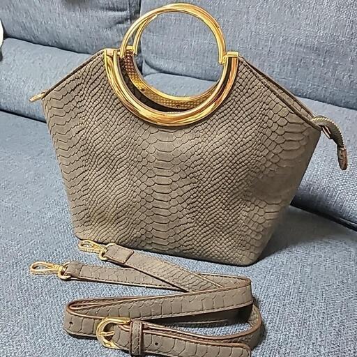 ショルダーにもなるハンドバッグ