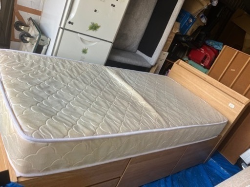 綺麗なシングルベッド　引き出し付き　電源あり