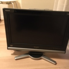 小型テレビと電子レンジと壊れた椅子セットで！