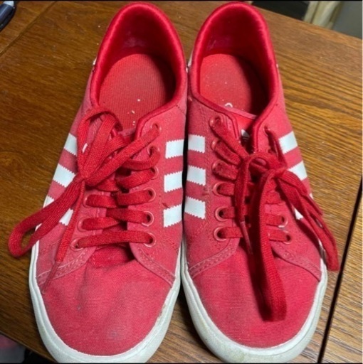 24cm adidas の赤いスニーカー