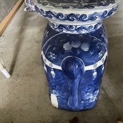 陶器のテーブル椅子セットの画像