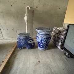 陶器のテーブル椅子セットの画像