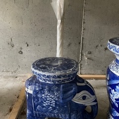 陶器のテーブル椅子セットの画像