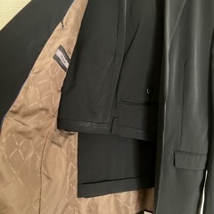 黒いスーツの画像