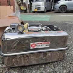 ガソリン携行缶　20リットル　ステンレス？の画像