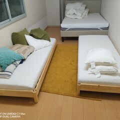 ダブルベッドとマットの画像