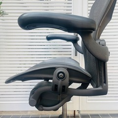《売約済》Aeron Chairs ハーマンミラー hermanmiller アーロンチェア 検　Bサイズ　Bタイプ　フル　フル装備　ランバーサポート　スタンダード　タイプ　座メッシュ KOKUYO  ing Gliding Chair コクヨ　イング　スチールケース　steelcase　デスクチェア　OAチェア　展示品　メッシュ　ポリッシュ　OKAMURA オカムラ コンテッサ Contessa の画像
