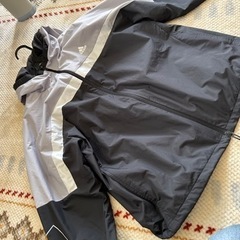 adidasの薄手のジャンパー