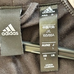 adidasの薄手のジャンパーの画像